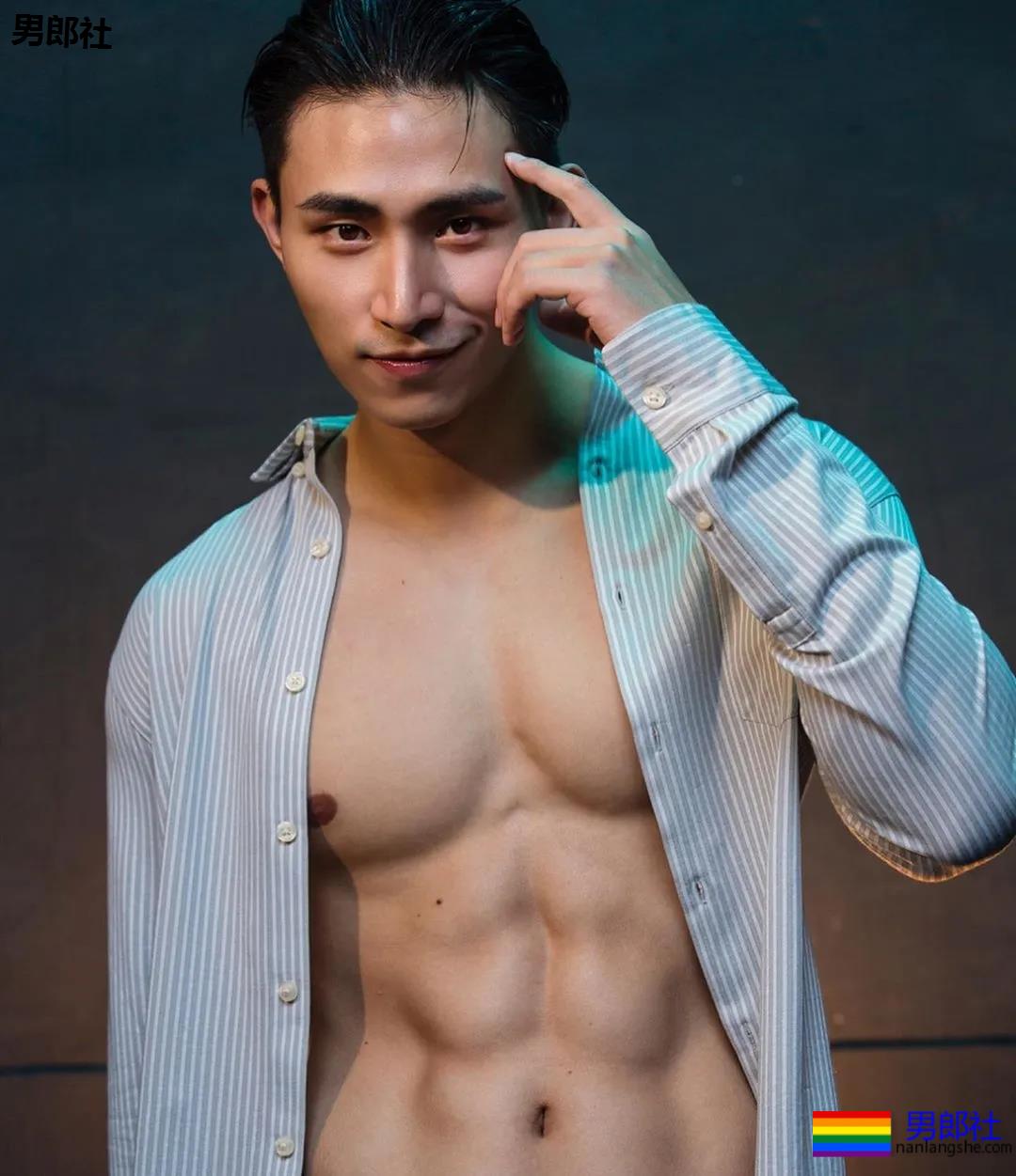 大鼻子肌肉小狼狗被摄影师带回家，超凶腹肌公狗腰A爆了！ - 51虹马