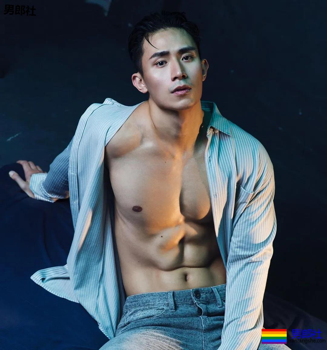 大鼻子肌肉小狼狗被摄影师带回家，超凶腹肌公狗腰A爆了！ - 51虹马