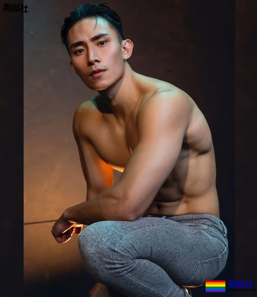 大鼻子肌肉小狼狗被摄影师带回家，超凶腹肌公狗腰A爆了！ - 51虹马