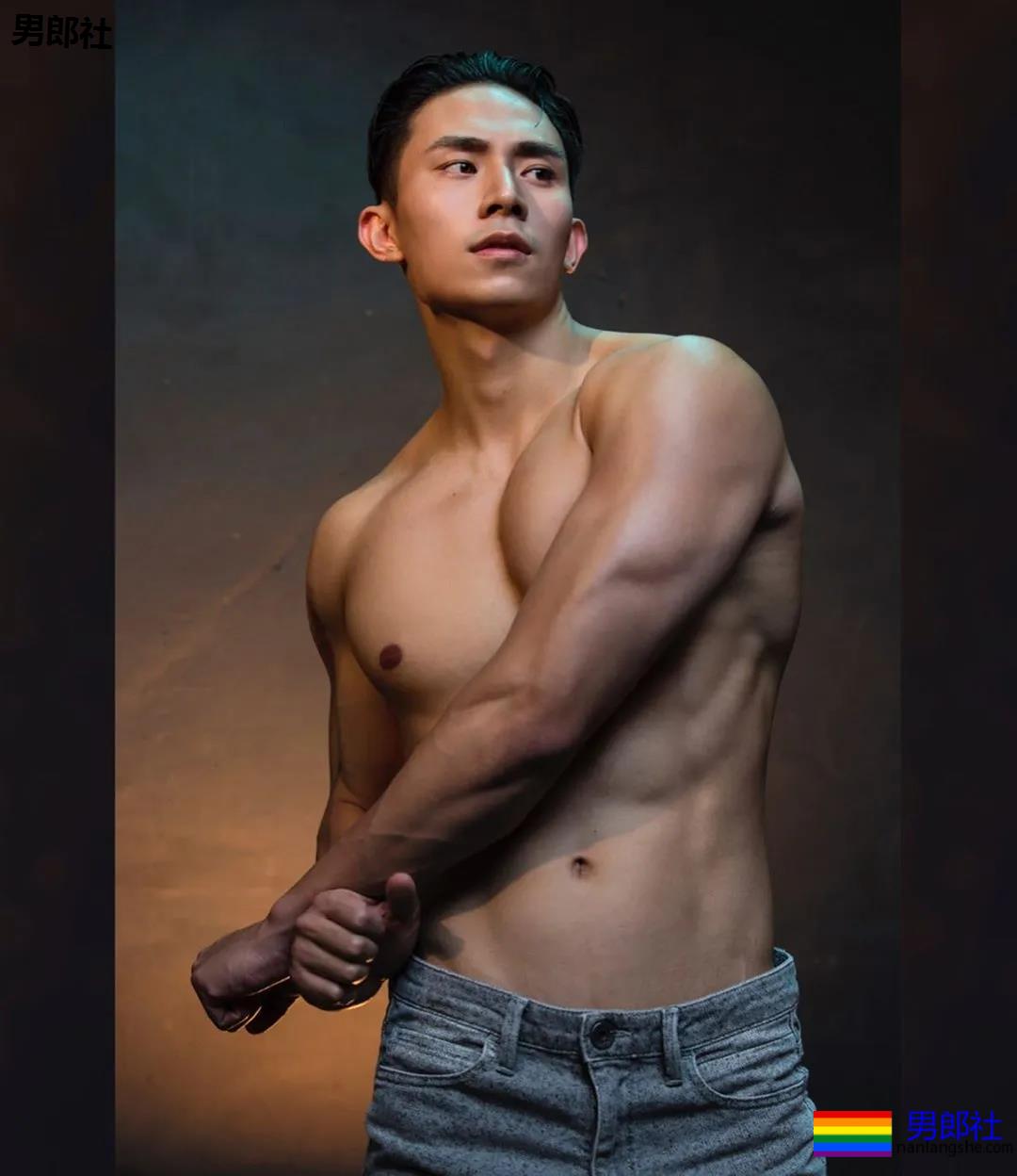 大鼻子肌肉小狼狗被摄影师带回家，超凶腹肌公狗腰A爆了！ - 51虹马