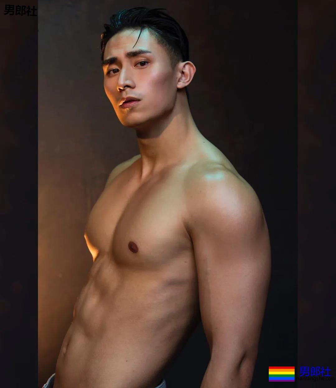 大鼻子肌肉小狼狗被摄影师带回家，超凶腹肌公狗腰A爆了！ - 51虹马