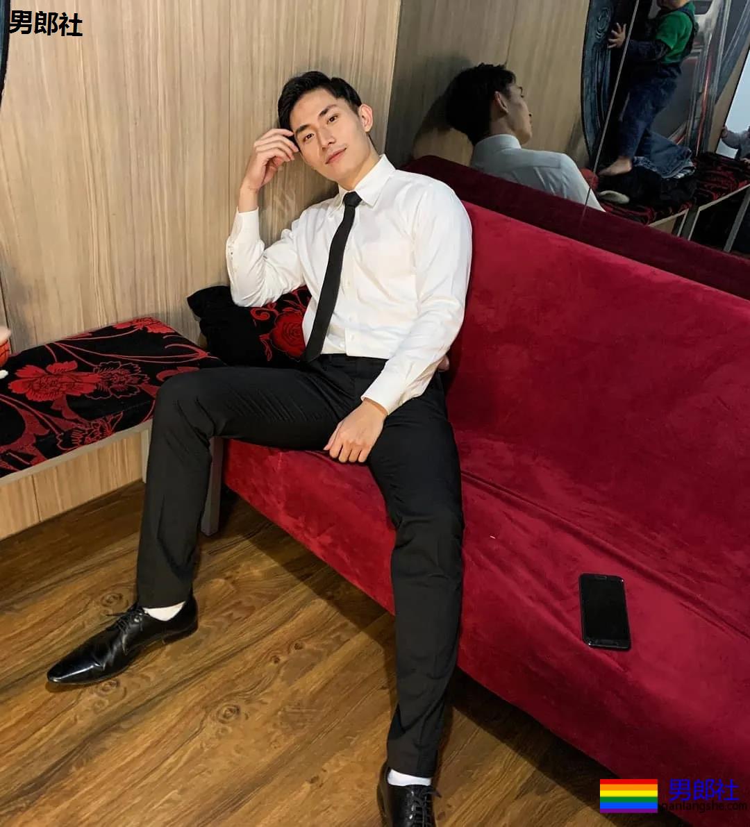 大鼻子肌肉小狼狗被摄影师带回家，超凶腹肌公狗腰A爆了！ - 51虹马