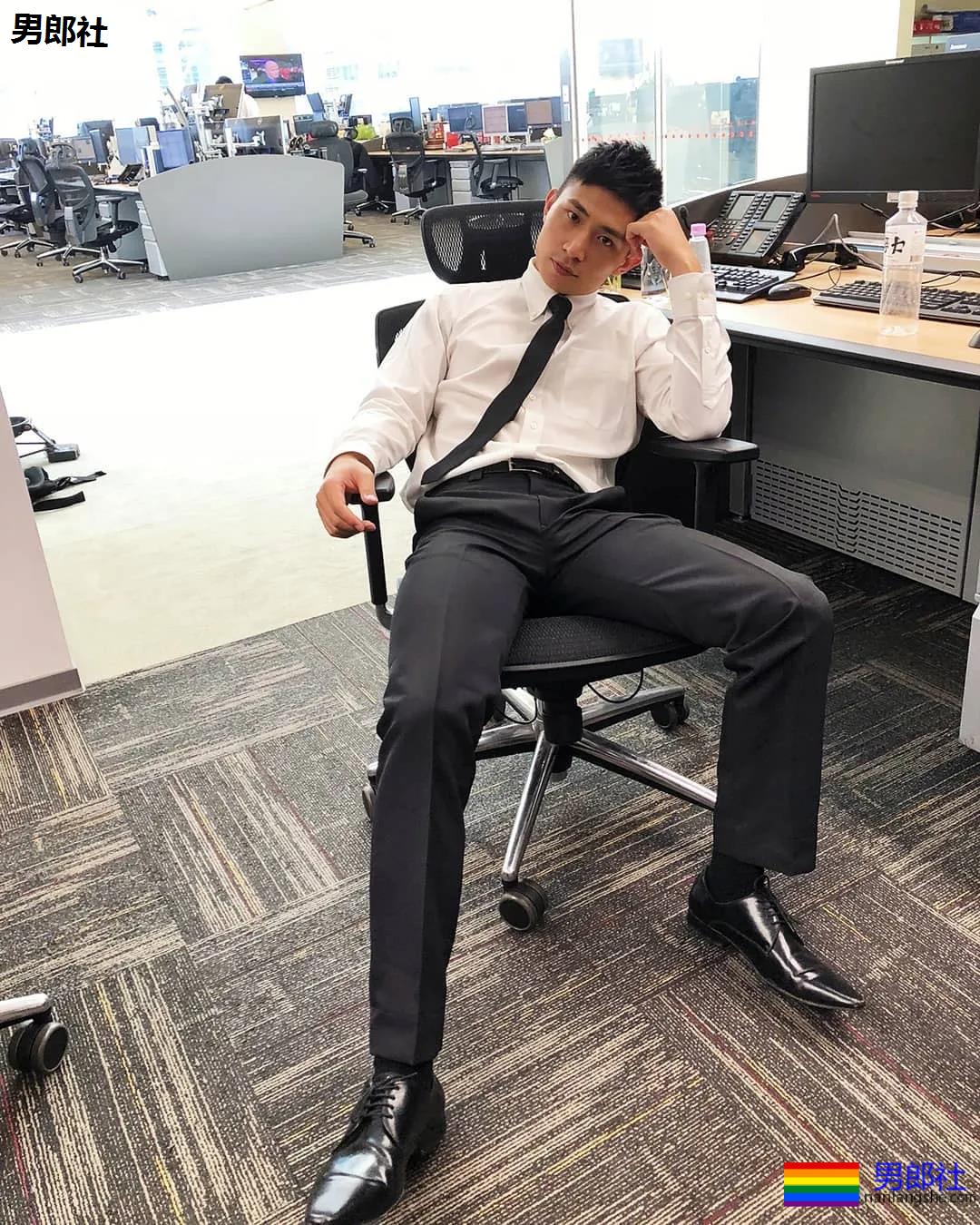 大鼻子肌肉小狼狗被摄影师带回家，超凶腹肌公狗腰A爆了！ - 51虹马