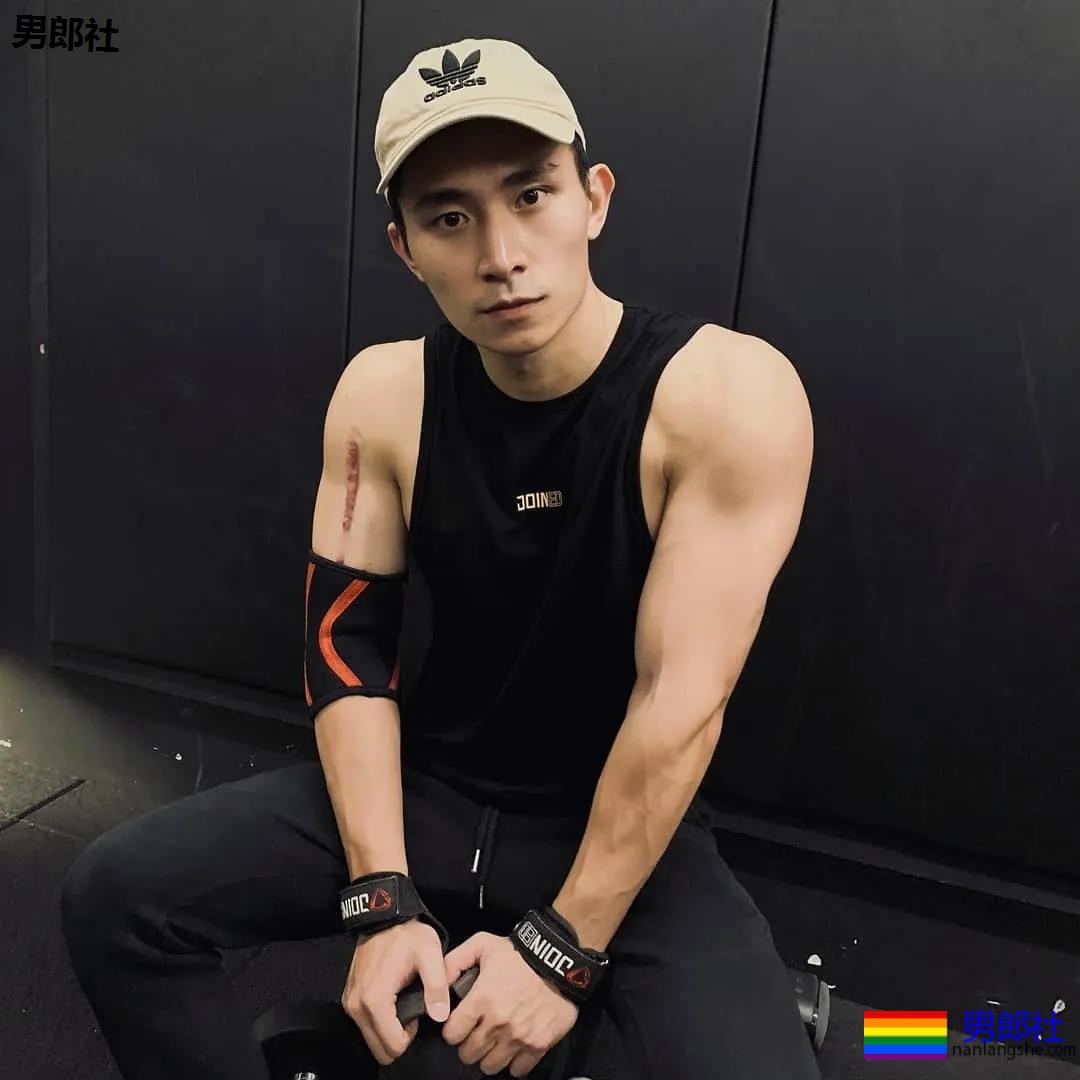 大鼻子肌肉小狼狗被摄影师带回家，超凶腹肌公狗腰A爆了！ - 51虹马