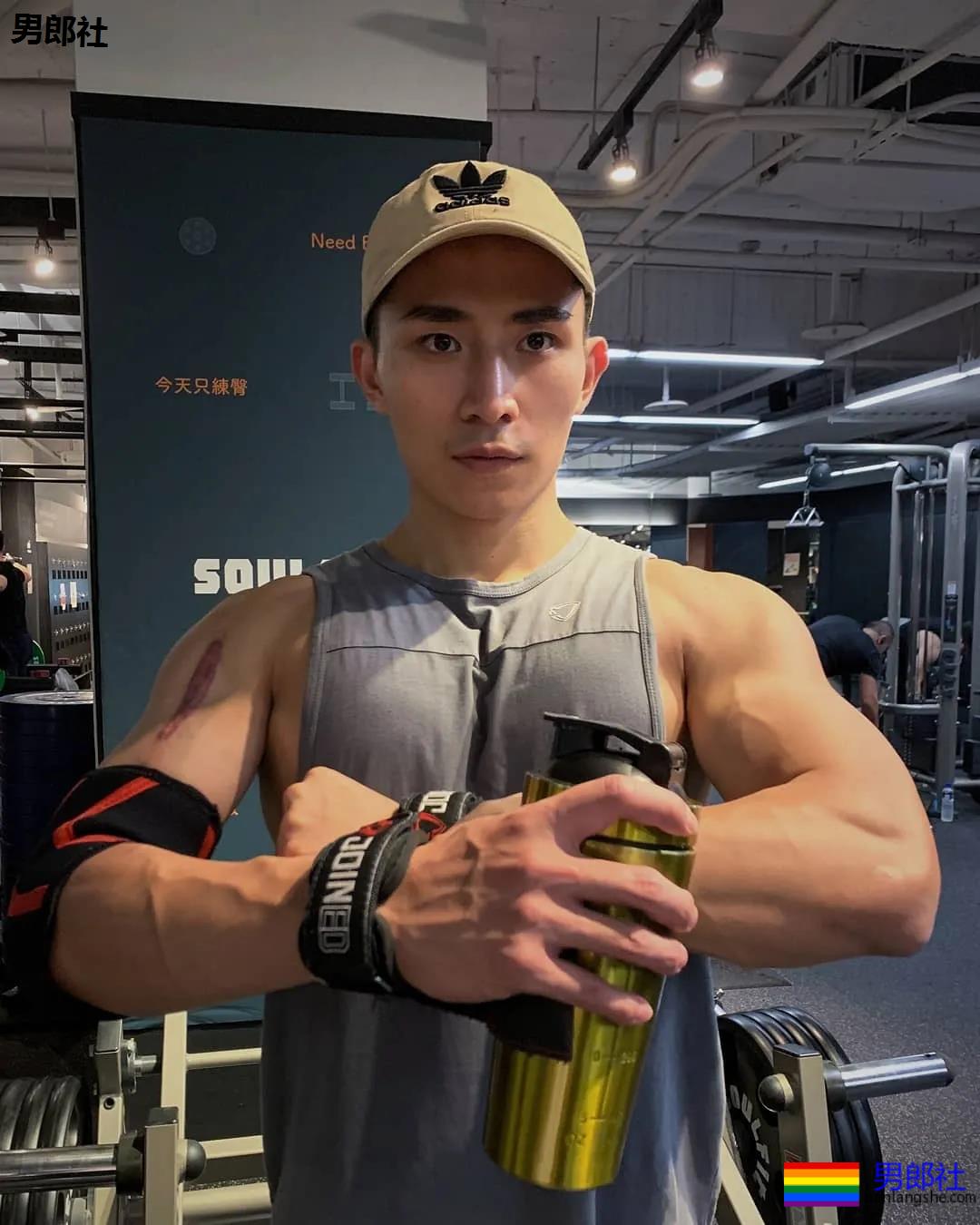 大鼻子肌肉小狼狗被摄影师带回家，超凶腹肌公狗腰A爆了！ - 51虹马