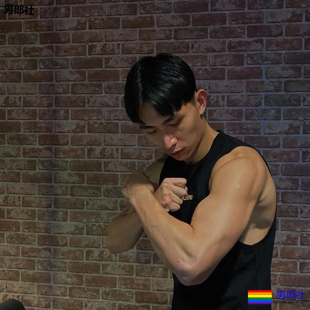 大鼻子肌肉小狼狗被摄影师带回家，超凶腹肌公狗腰A爆了！ - 51虹马