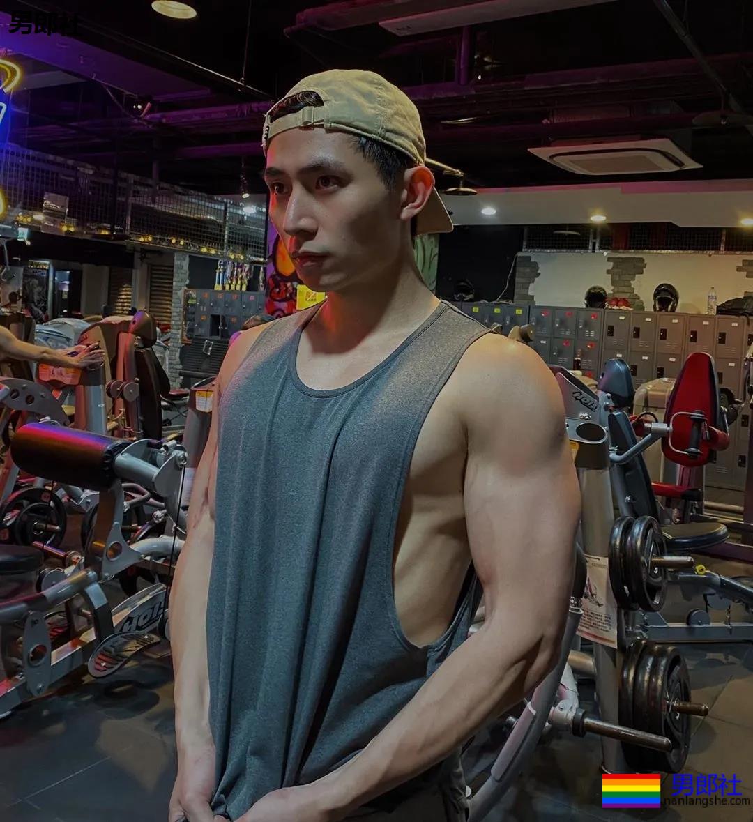 大鼻子肌肉小狼狗被摄影师带回家，超凶腹肌公狗腰A爆了！ - 51虹马