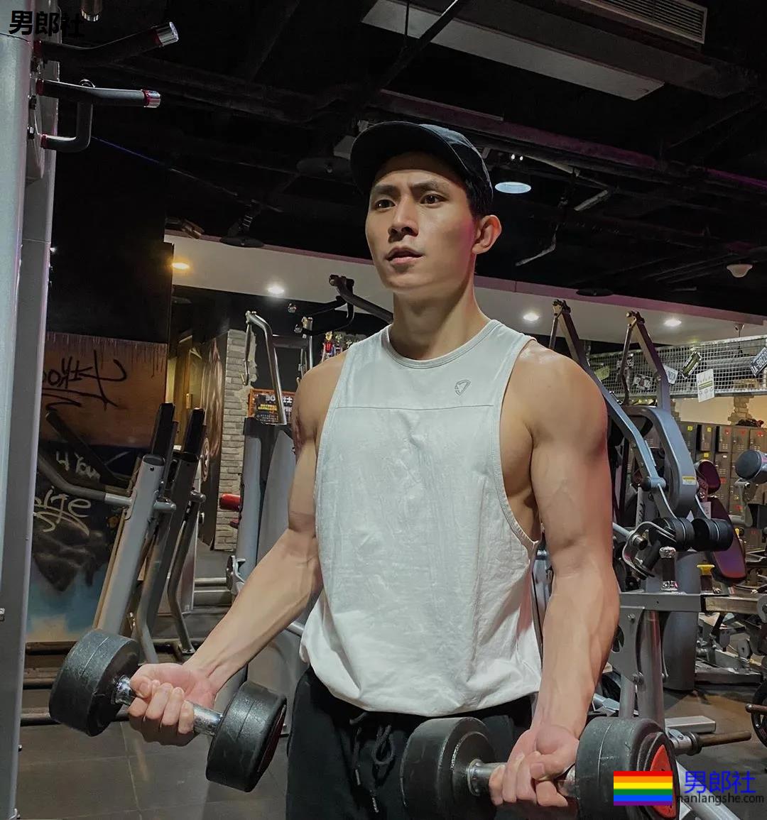 大鼻子肌肉小狼狗被摄影师带回家，超凶腹肌公狗腰A爆了！ - 51虹马