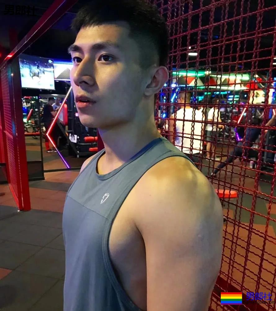 大鼻子肌肉小狼狗被摄影师带回家，超凶腹肌公狗腰A爆了！ - 51虹马