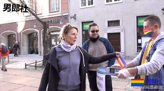 波兰：同性伴侣街头免费送彩虹口罩 - 51虹马