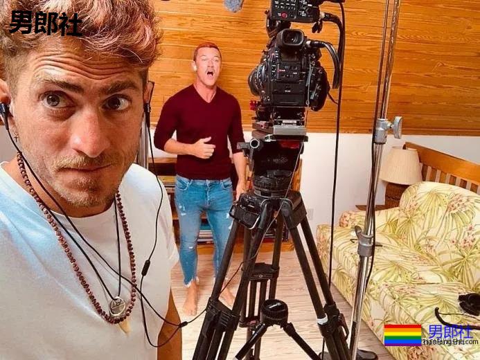 国民老公卢克·伊万斯与男友放闪 拍下居家影片的摄影师就是男友！ - 51虹马