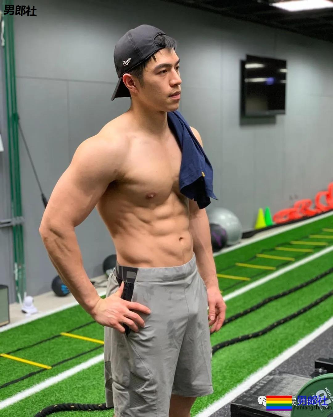 靠心机上位代言臀膜的男模，如今过气穿灰色裤子卖肉-51虹马