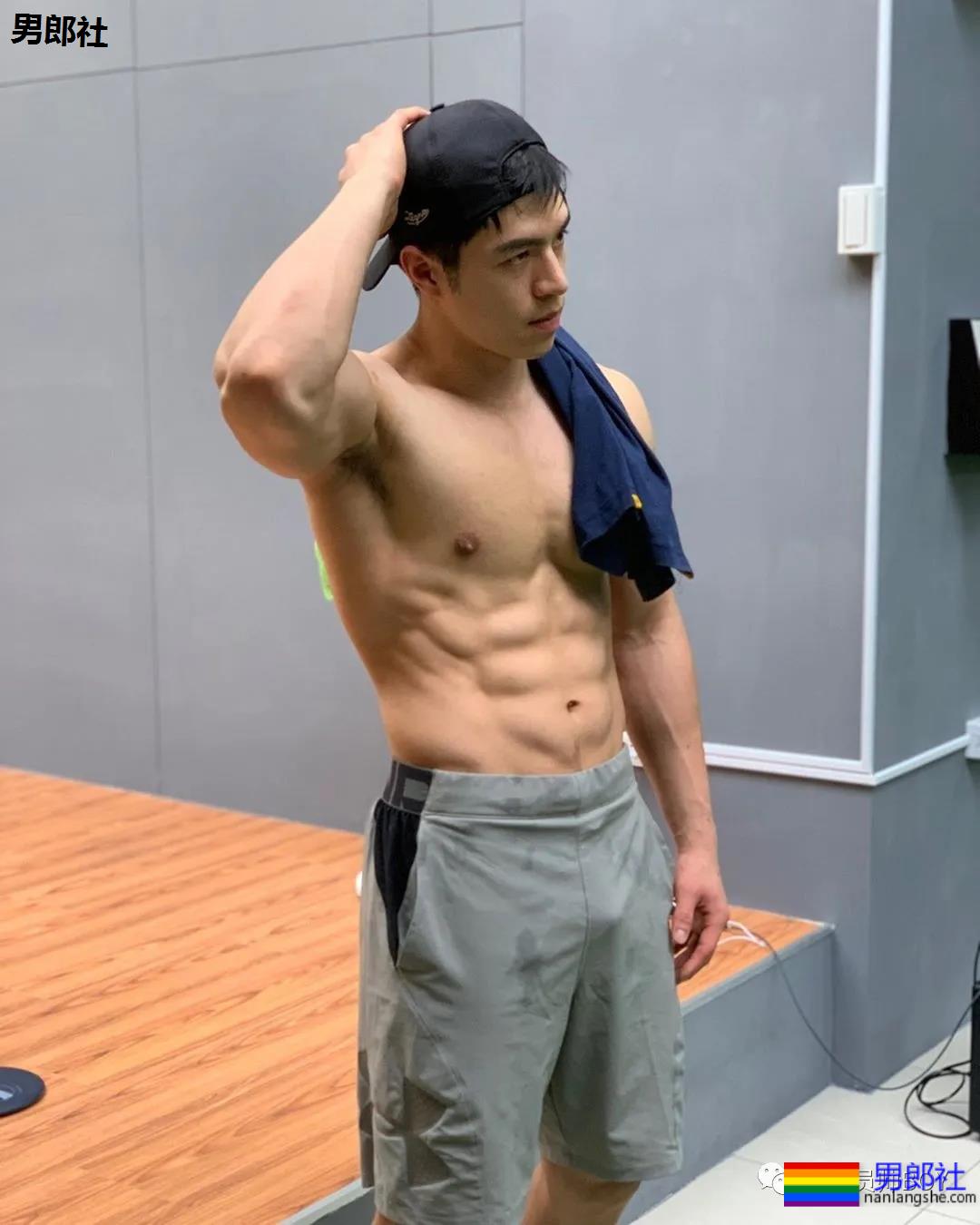 靠心机上位代言臀膜的男模，如今过气穿灰色裤子卖肉 - 51虹马