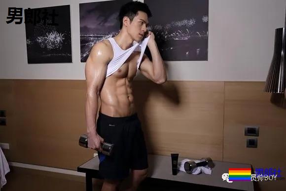 靠心机上位代言臀膜的男模，如今过气穿灰色裤子卖肉 - 51虹马