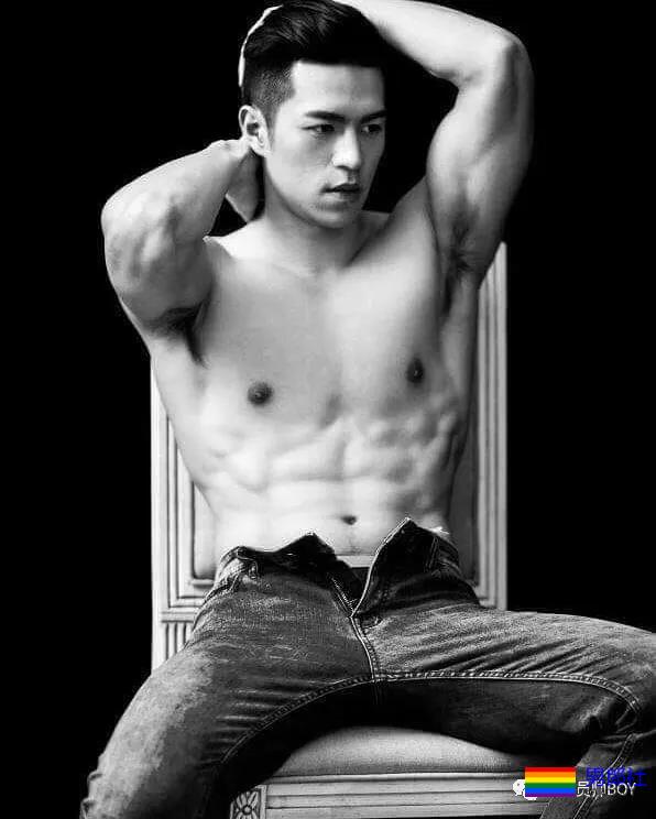 靠心机上位代言臀膜的男模，如今过气穿灰色裤子卖肉 - 51虹马