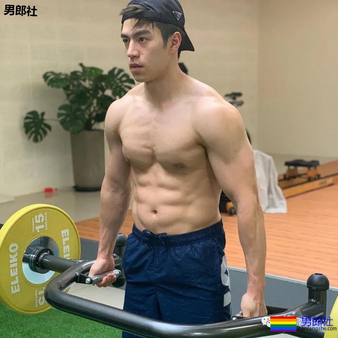 靠心机上位代言臀膜的男模，如今过气穿灰色裤子卖肉 - 51虹马