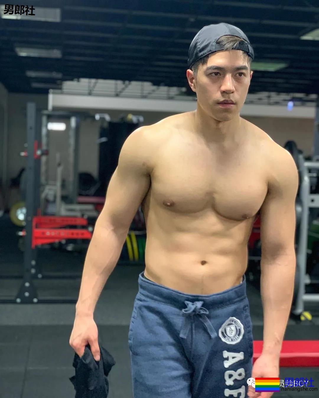 靠心机上位代言臀膜的男模，如今过气穿灰色裤子卖肉 - 51虹马