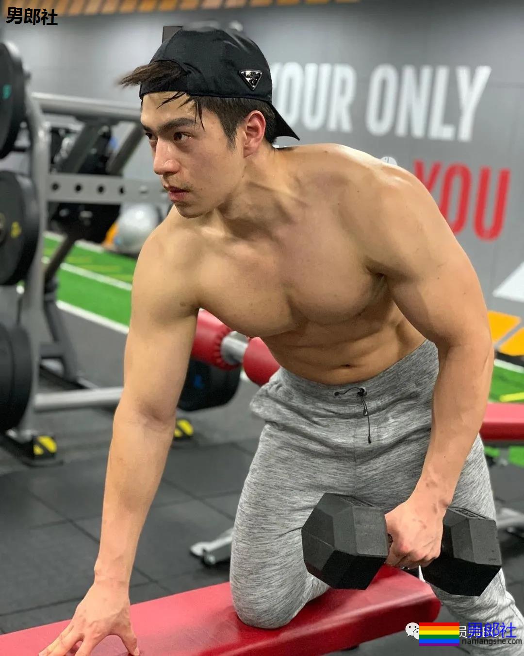 靠心机上位代言臀膜的男模，如今过气穿灰色裤子卖肉 - 51虹马