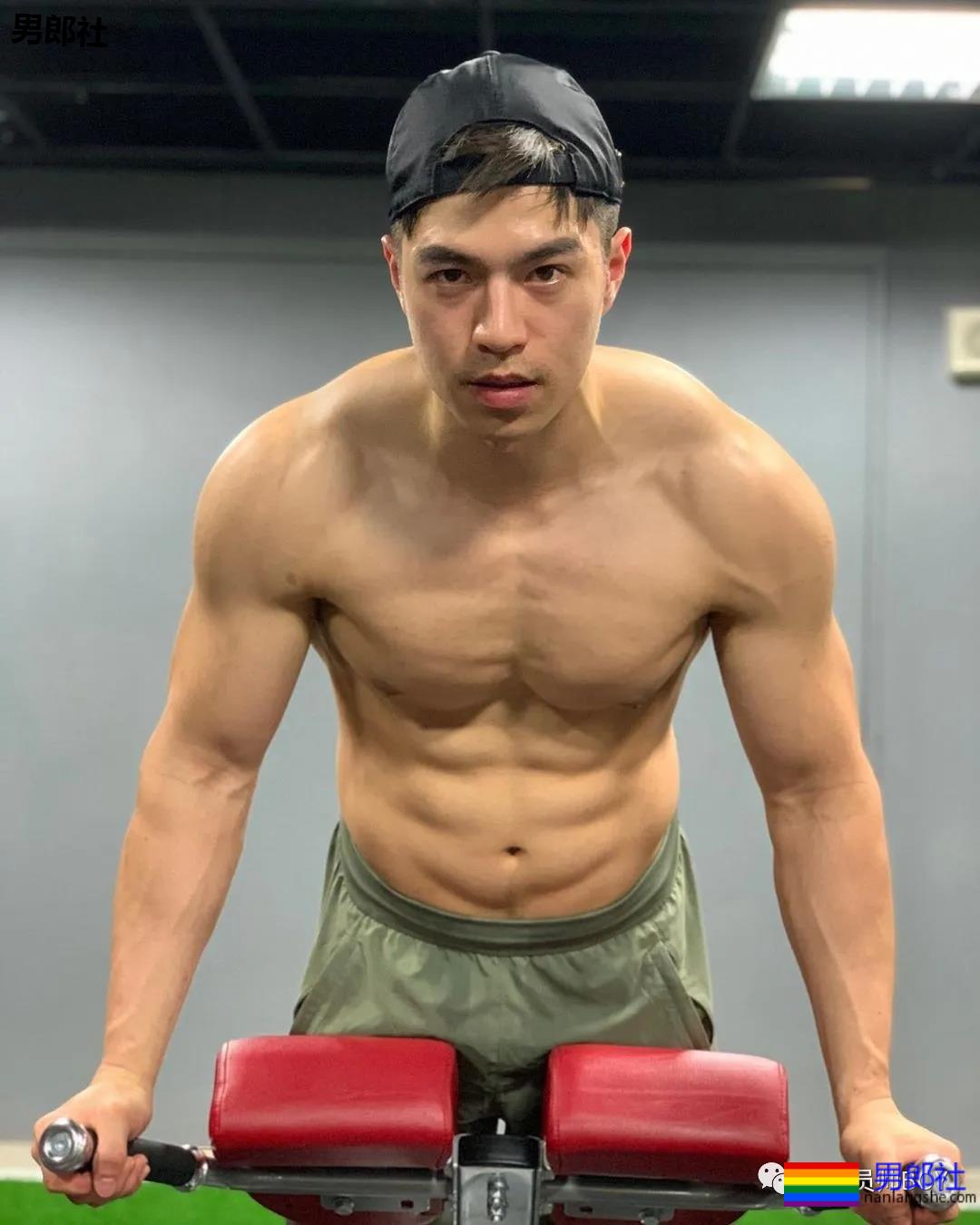 靠心机上位代言臀膜的男模，如今过气穿灰色裤子卖肉 - 51虹马