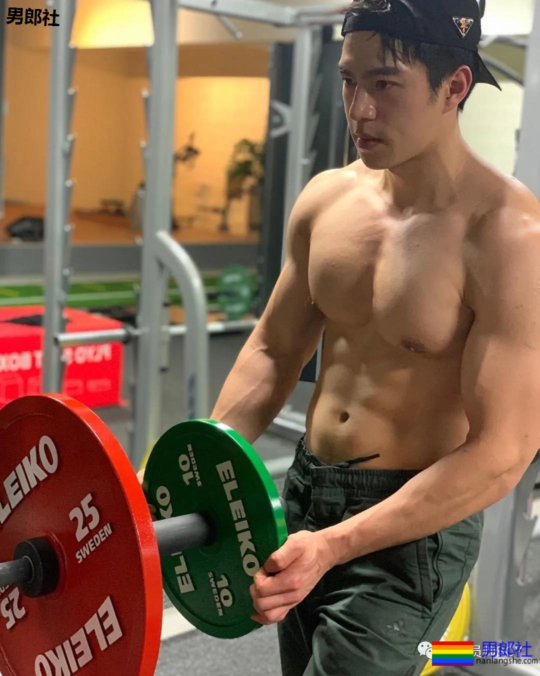 靠心机上位代言臀膜的男模，如今过气穿灰色裤子卖肉 - 51虹马