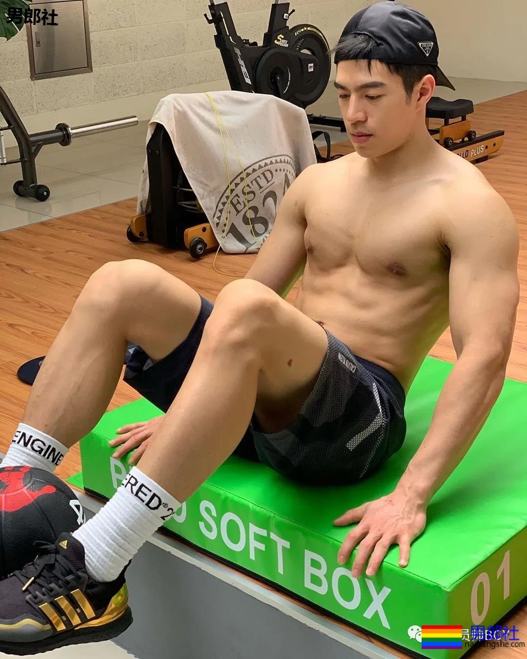 靠心机上位代言臀膜的男模，如今过气穿灰色裤子卖肉 - 51虹马