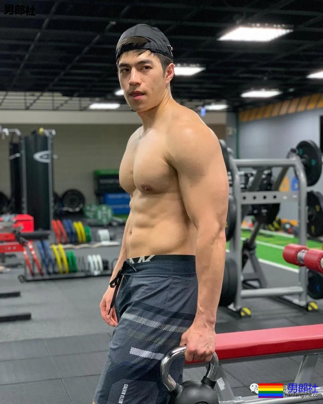 靠心机上位代言臀膜的男模，如今过气穿灰色裤子卖肉 - 51虹马