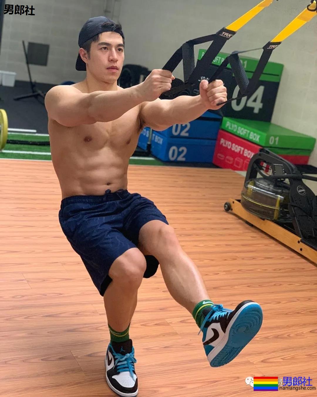 靠心机上位代言臀膜的男模，如今过气穿灰色裤子卖肉 - 51虹马