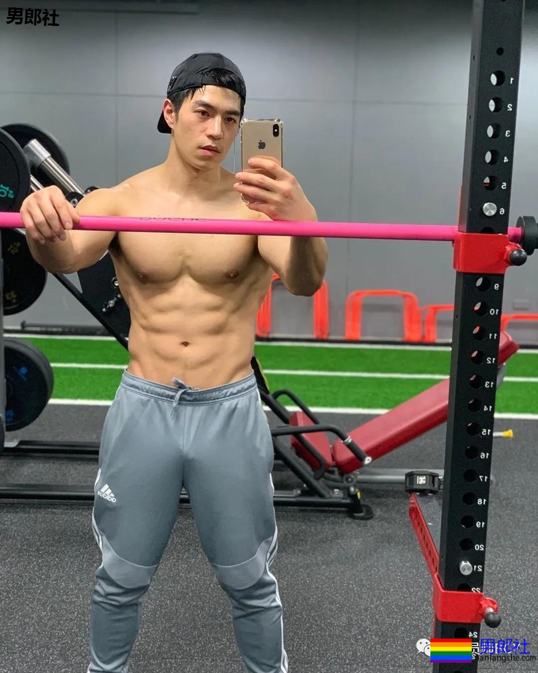 靠心机上位代言臀膜的男模，如今过气穿灰色裤子卖肉 - 51虹马