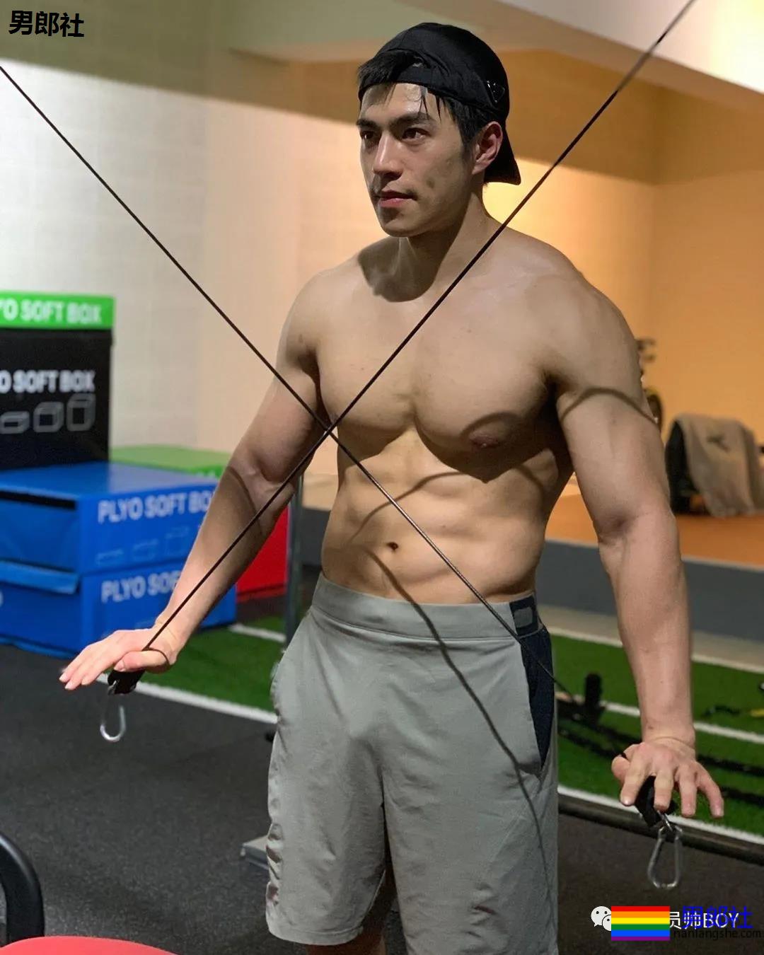 靠心机上位代言臀膜的男模，如今过气穿灰色裤子卖肉 - 51虹马