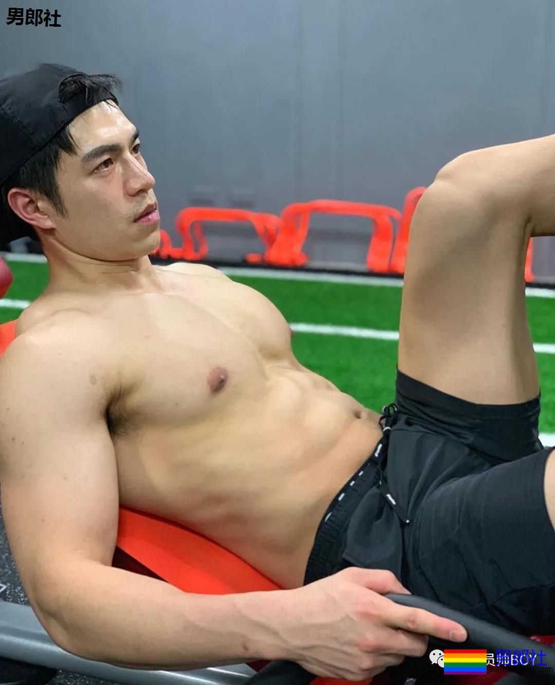 靠心机上位代言臀膜的男模，如今过气穿灰色裤子卖肉 - 51虹马