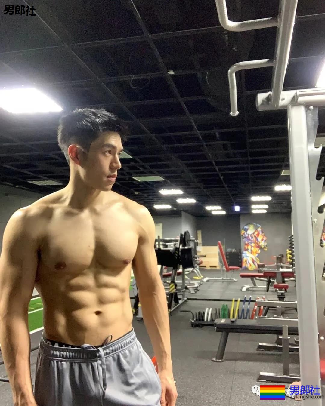 靠心机上位代言臀膜的男模，如今过气穿灰色裤子卖肉 - 51虹马