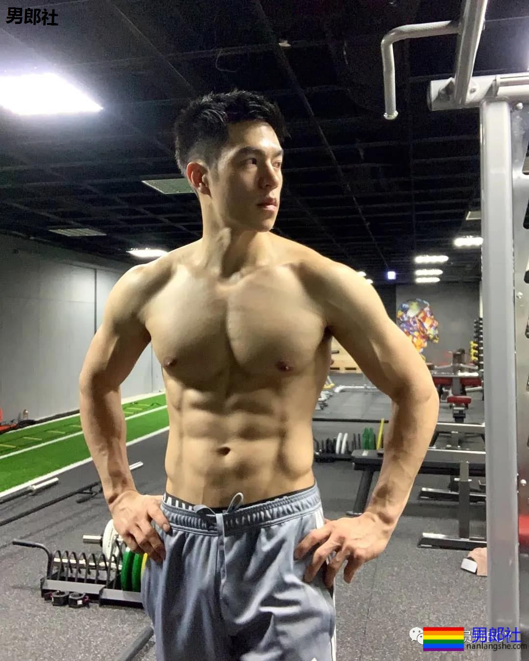 靠心机上位代言臀膜的男模，如今过气穿灰色裤子卖肉 - 51虹马