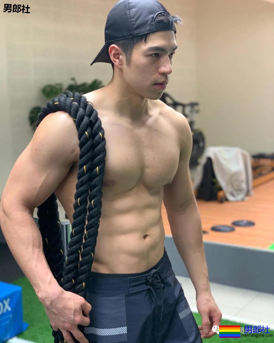 靠心机上位代言臀膜的男模，如今过气穿灰色裤子卖肉 - 51虹马