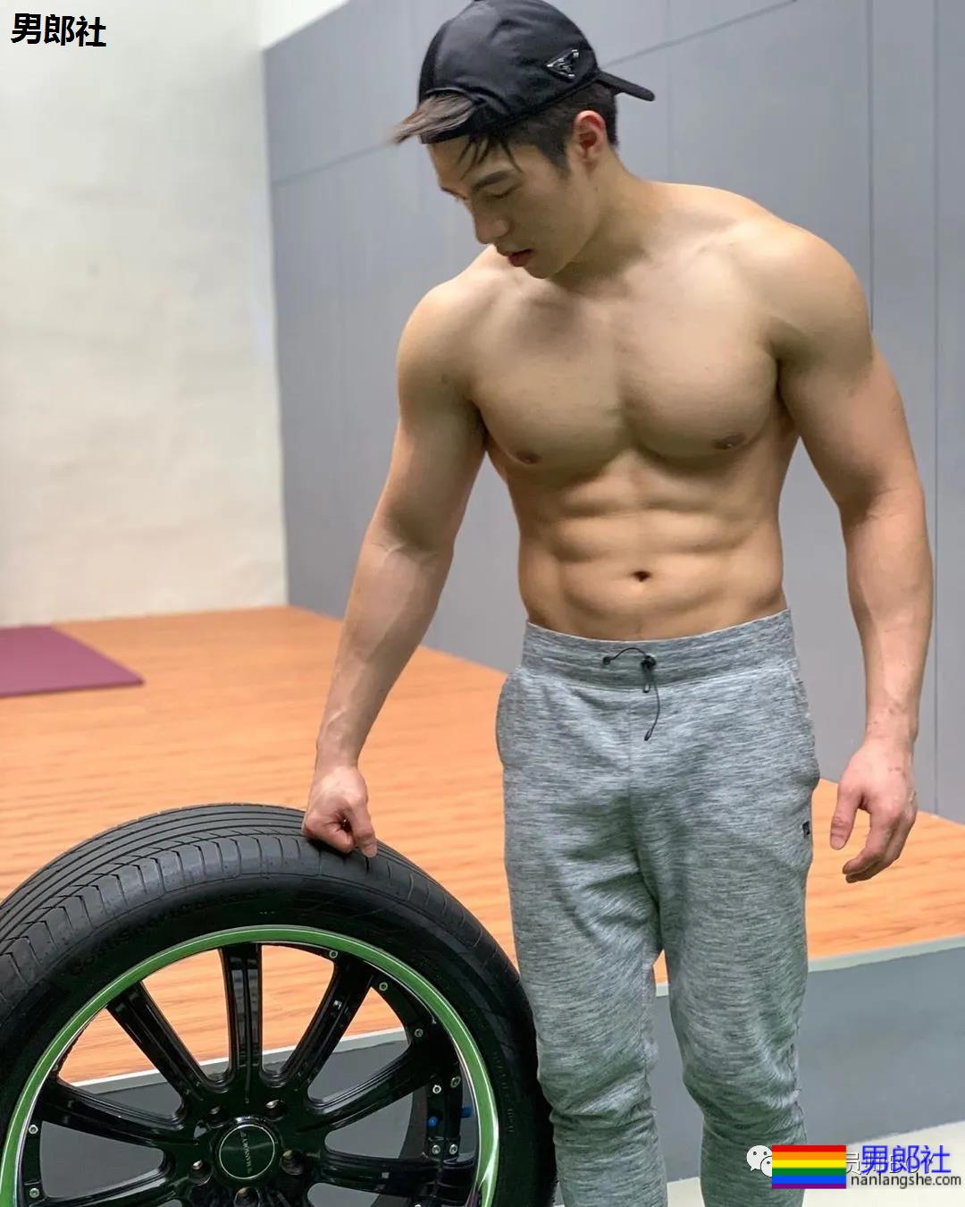 靠心机上位代言臀膜的男模，如今过气穿灰色裤子卖肉 - 51虹马