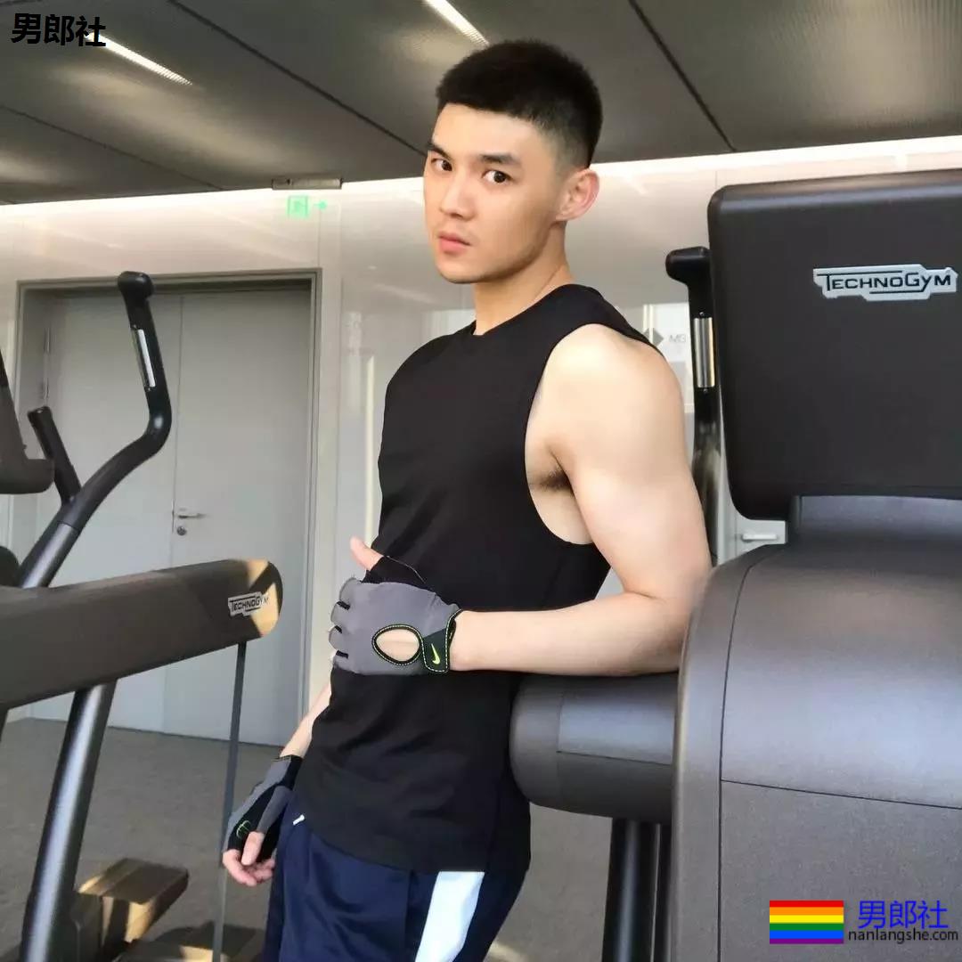 “特长”短裤寸头小奶狗，99%的人都爱他的白袜翘臀大长腿~ - 51虹马