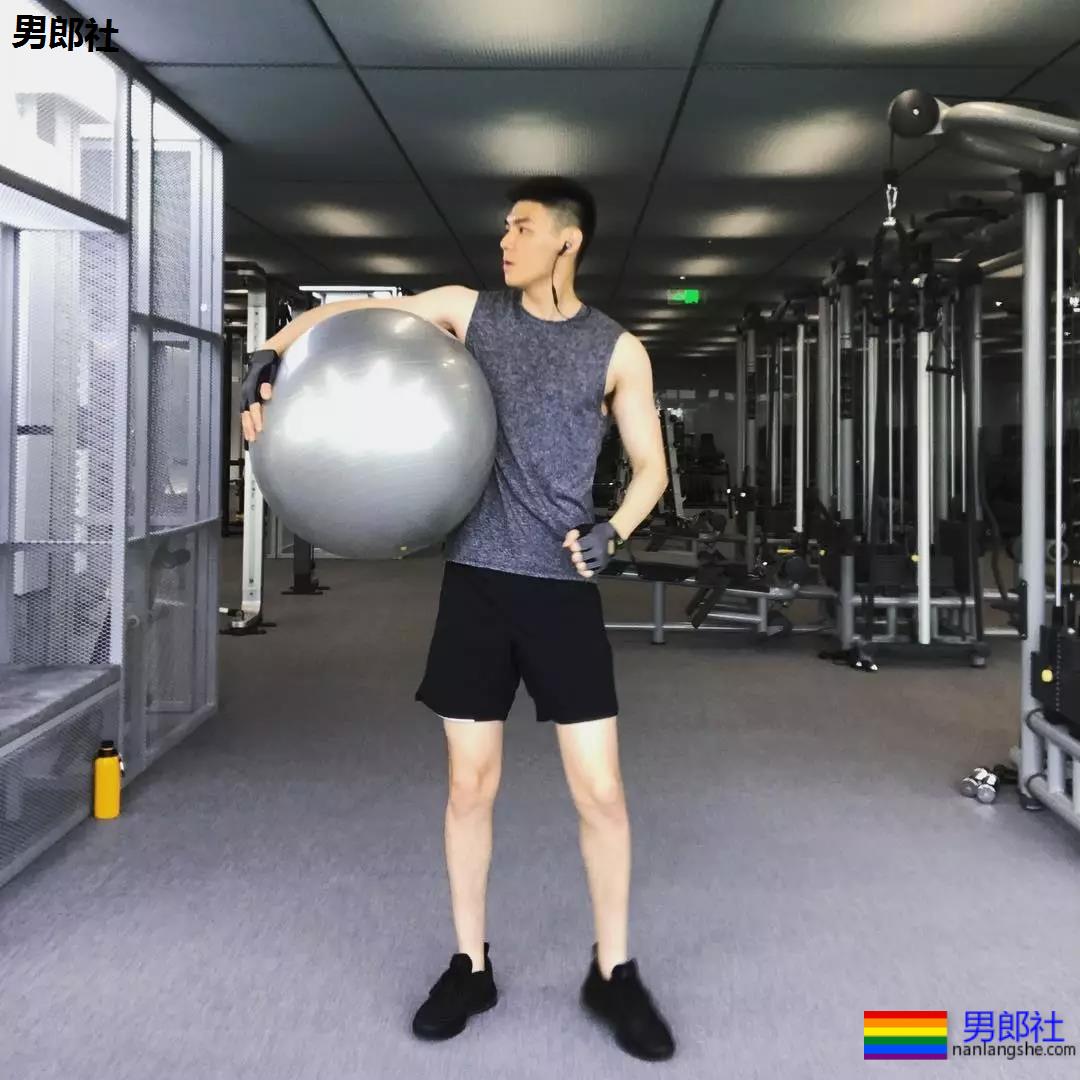 “特长”短裤寸头小奶狗，99%的人都爱他的白袜翘臀大长腿~ - 51虹马