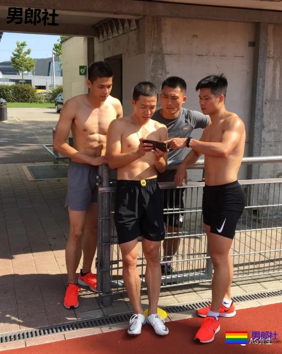 直男室友有女朋友还来找我？每次趴好等他 - 51虹马