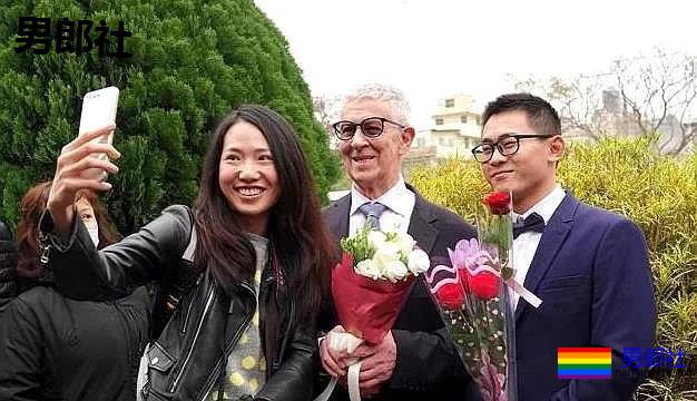 24岁儿子和75岁英国男结婚，中国父亲力挺 - 51虹马