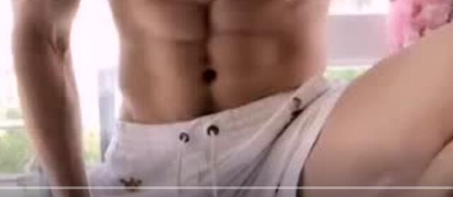 白短裤腹肌大粗腿,这是什么神仙尤物啊!-51虹马