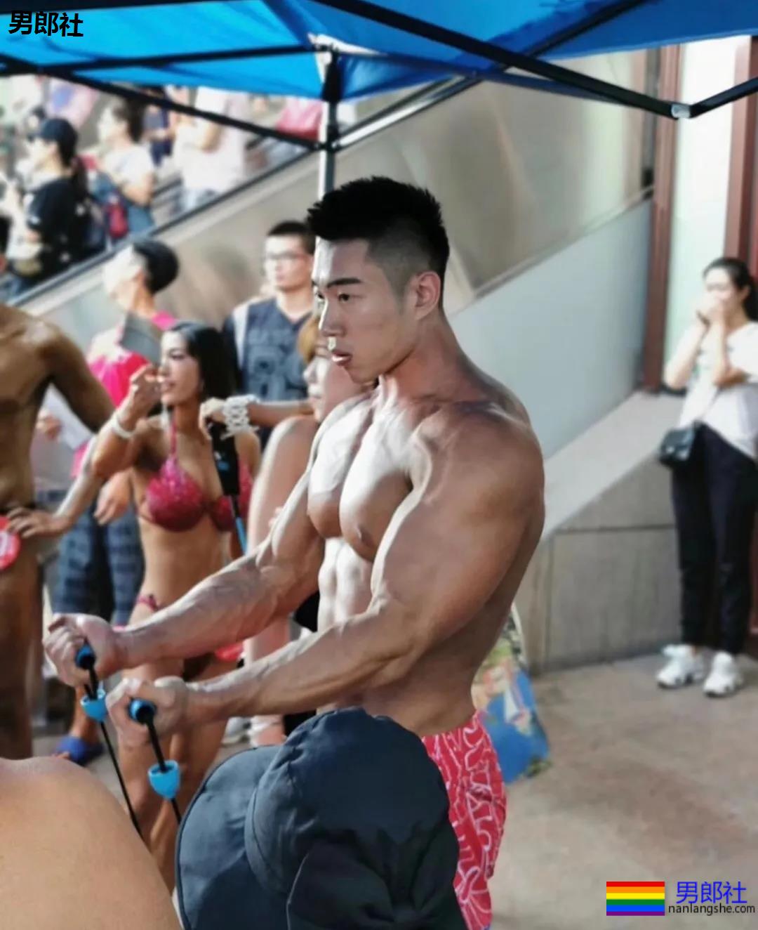 同志网红“Berlin阳光”：我不是名媛，只是个努力的老男孩 - 51虹马