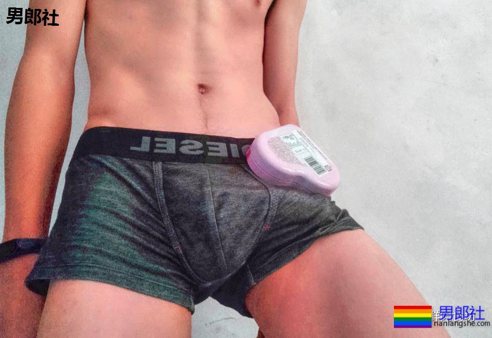 最近火遍gay圈的“机顶盒挑战”！玩的居然这么大～ - 51虹马