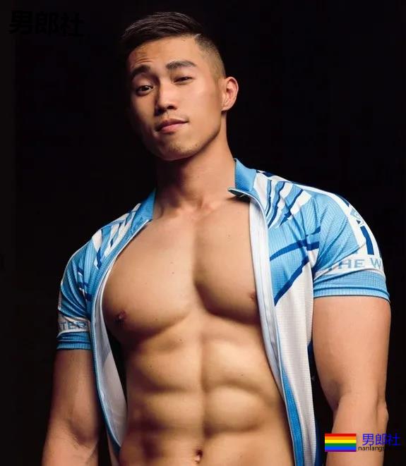 当肌肉小哥哥把紧身赛车服扯开，我沦陷了 - 51虹马