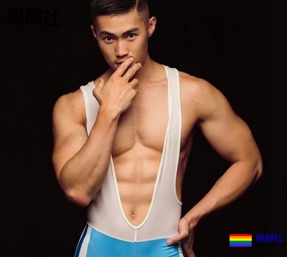 当肌肉小哥哥把紧身赛车服扯开，我沦陷了 - 51虹马