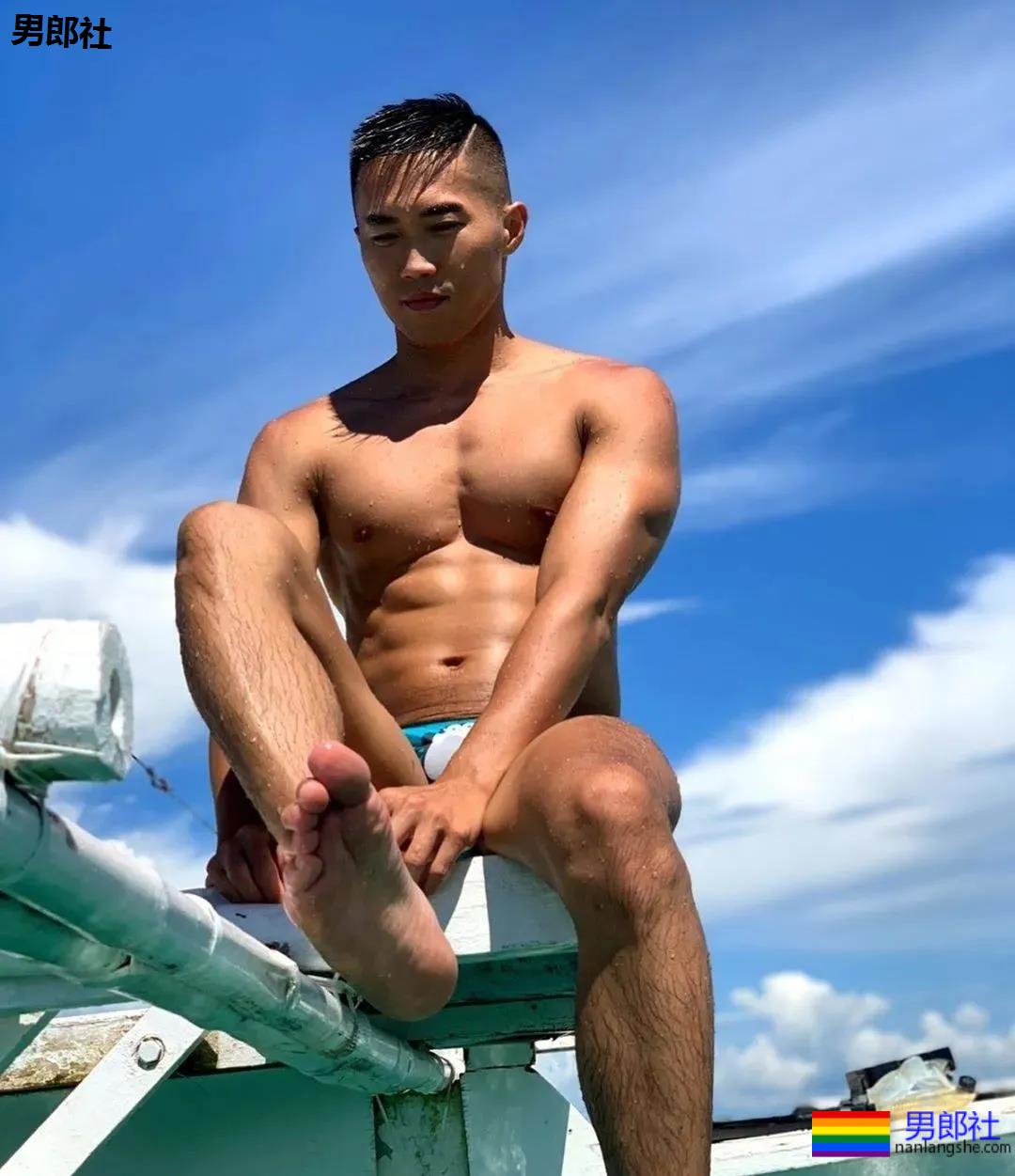 当肌肉小哥哥把紧身赛车服扯开，我沦陷了 - 51虹马