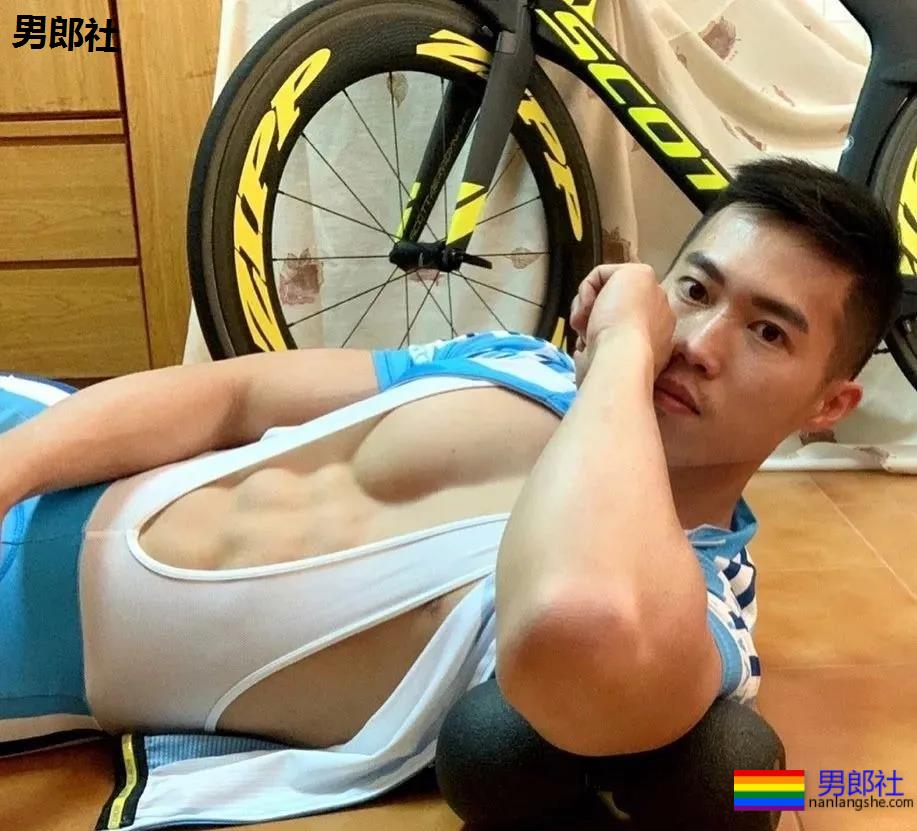 当肌肉小哥哥把紧身赛车服扯开，我沦陷了 - 51虹马