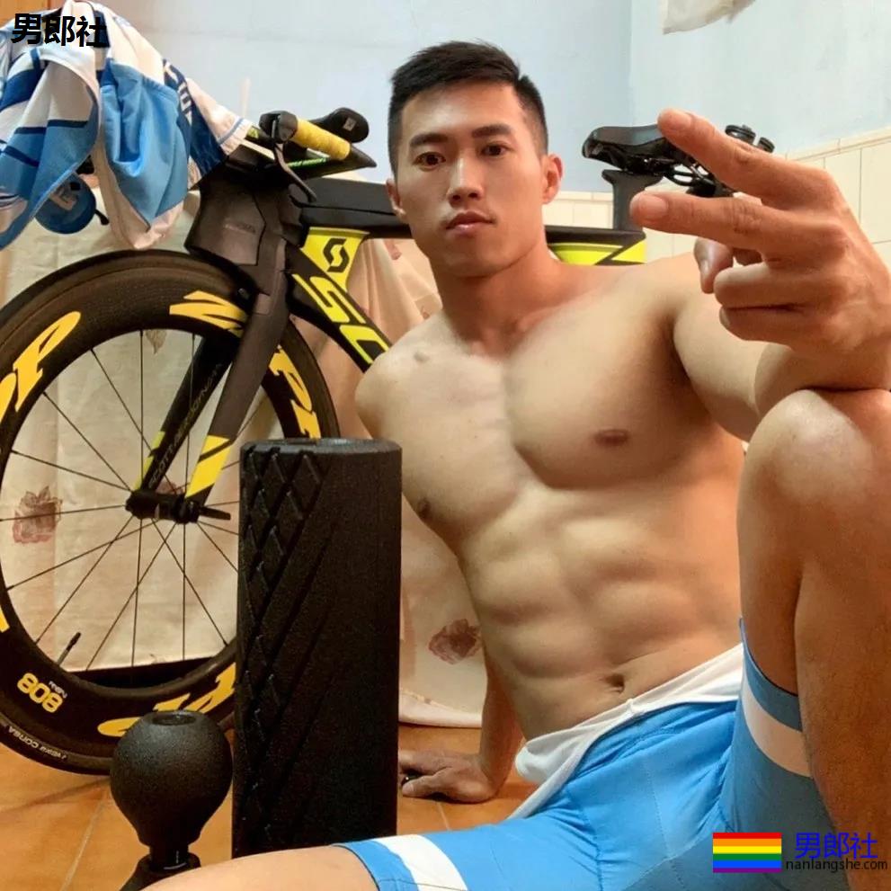 当肌肉小哥哥把紧身赛车服扯开，我沦陷了 - 51虹马