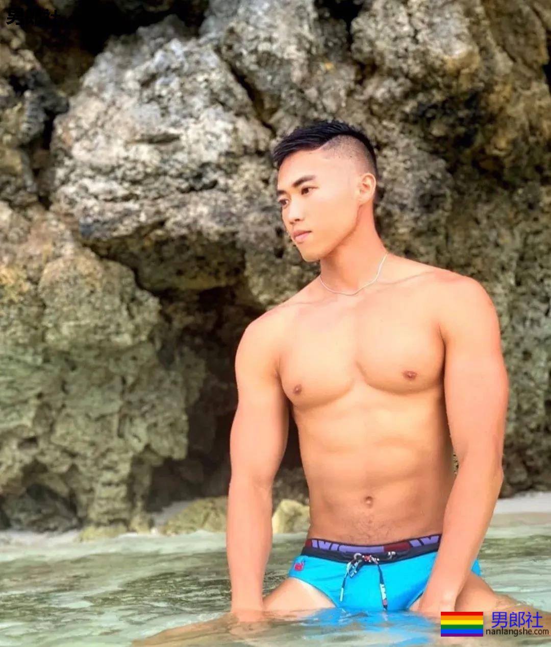 当肌肉小哥哥把紧身赛车服扯开，我沦陷了 - 51虹马