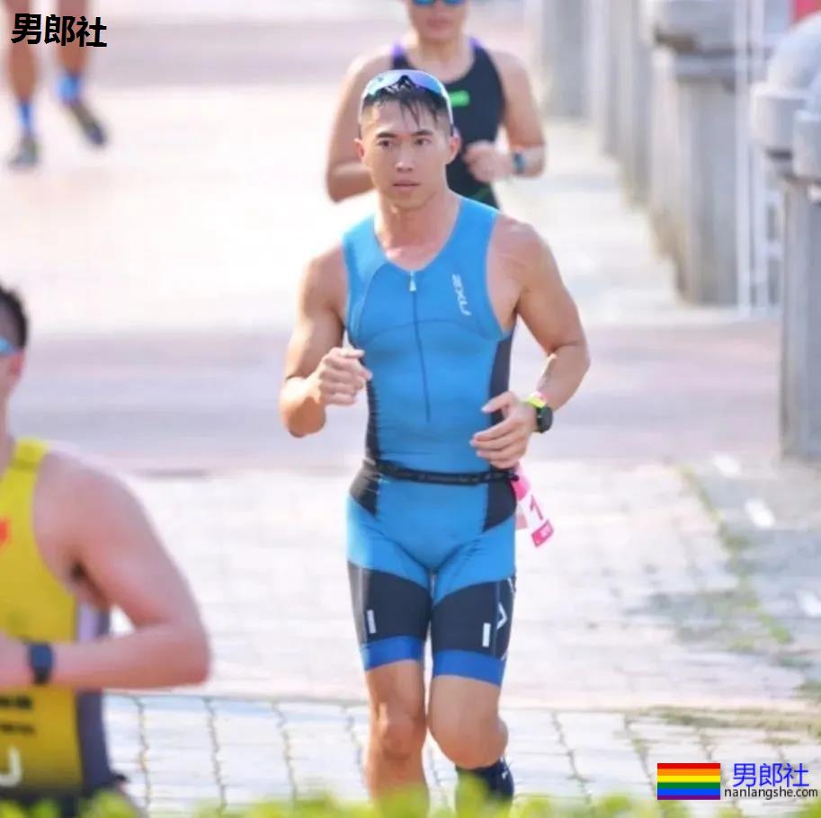 当肌肉小哥哥把紧身赛车服扯开，我沦陷了 - 51虹马