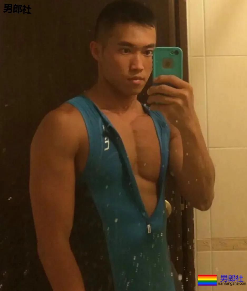 当肌肉小哥哥把紧身赛车服扯开，我沦陷了 - 51虹马