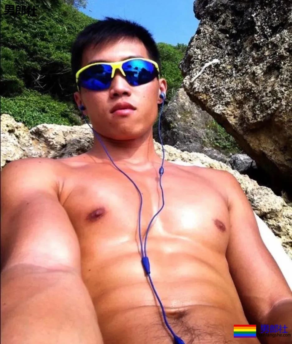 当肌肉小哥哥把紧身赛车服扯开，我沦陷了 - 51虹马